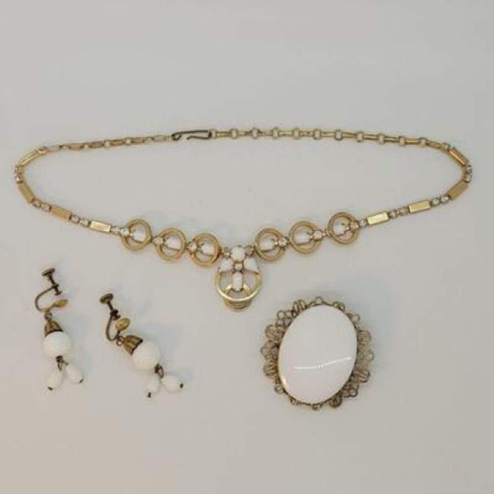 Vintage necklace, screwback earrings and brooch 😍